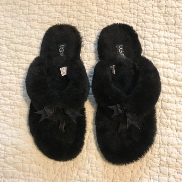 ugg fuzzy flip flop slippers